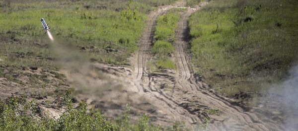 Militar ucraniano lançando míssil antitanque Javelin durante os primeiros testes dos complexos adquiridos dos EUA - Sputnik Brasil