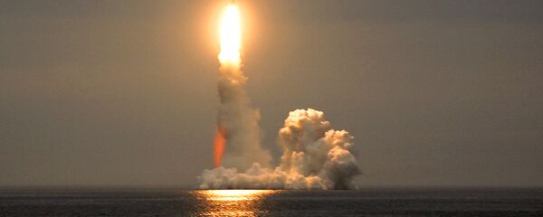 Lançamento de mísseis Bulava Lançamento de mísseis Bulava - Sputnik Brasil