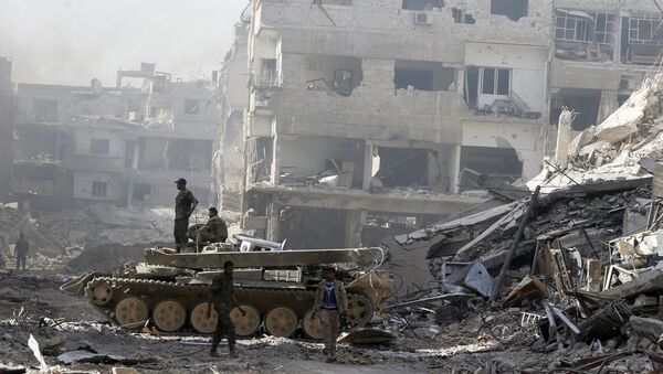 Forças governamentais sírias em rua destruída nos arredores de Damasco - Sputnik Brasil