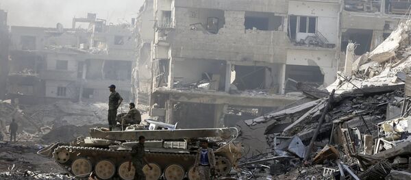 Forças governamentais sírias em rua destruída nos arredores de Damasco - Sputnik Brasil