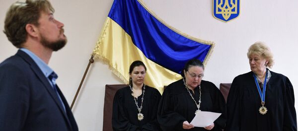 Advogado Valentin Rybin (à esquerda) durante julgamento em um tribunal de Kiev (arquivo) - Sputnik Brasil