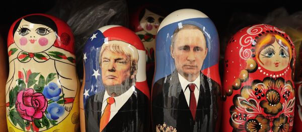 Bonecas de madeira russos tradicionais chamadas Matryoshkas representando o presidente dos EUA, Donald Trump e o presidente russo Vladimir Putin à venda em uma loja de souvenirs em São Petersburgo, Rússia. - Sputnik Brasil