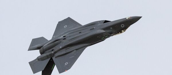 Caça F-35 Lightning II da Força Aérea de Israel se apresenta durante show aéreo na cerimônia de formatura dos pilotos na base de Hatzerim, perto da cidade de Berseba, 27 de dezembro de 2017 - Sputnik Brasil
