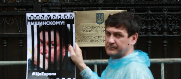 Participante de protesto perto da embaixada da Ucrânia em Moscou em apoio ao jornalista Kirill Vyshinsky - Sputnik Brasil