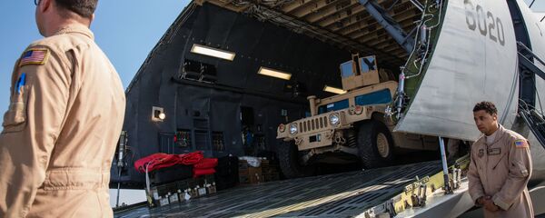 Aeronave da Força Aérea dos EUA com o primeiro lote de veículos blindados norte-americanos no Aeroporto Internacional de Kiev-Boryspil, Ucrânia, 25 de março de 2015 - Sputnik Brasil