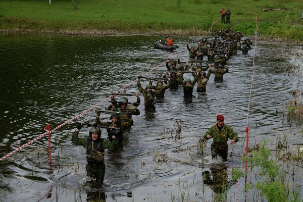 Militares durante uma marcha forçada. - Sputnik Brasil