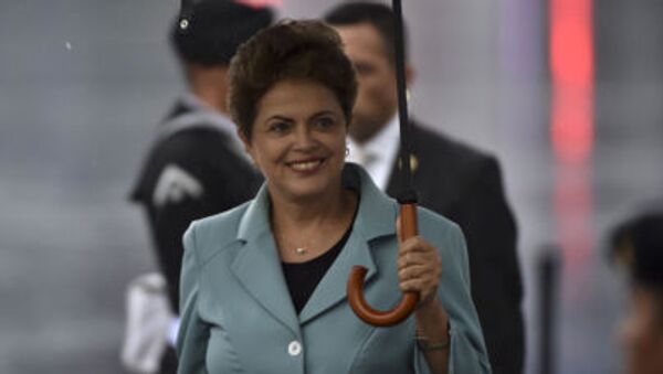 Presidente do Brasil Dilma Rousseff está sorrindo à chegada ao aeroporto nacional da Cidade do México em 25 de maio de 2015. - Sputnik Brasil