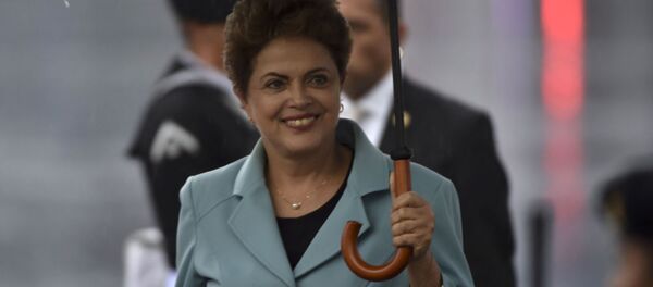 Presidente do Brasil Dilma Rousseff está sorrindo à chegada ao aeroporto nacional da Cidade do México em 25 de maio de 2015. - Sputnik Brasil