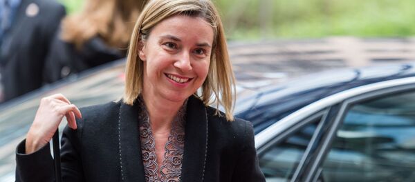 Alta Representante da União Europeia Federica Mogherini está sorrindo à chegada para uma reunião dos ministros da Defesa da UE em Bruxelas, na segunda-feira 18 de maio de 2015. - Sputnik Brasil