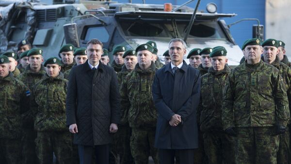Primeiro-ministro estoniano, Taavi Roivas (esquerda), e o secretário-geral da OTAN, Jens Stoltenberg (direita) após ter acordado a presença da Aliança Atlântica na base aérea de Amari, na Estônia, em novembro de 2014. - Sputnik Brasil
