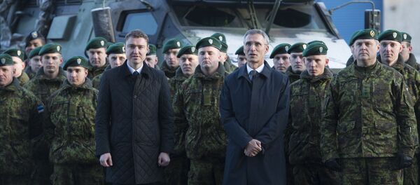 Primeiro-ministro estoniano, Taavi Roivas (esquerda), e o secretário-geral da OTAN, Jens Stoltenberg (direita) após ter acordado a presença da Aliança Atlântica na base aérea de Amari, na Estônia, em novembro de 2014. - Sputnik Brasil