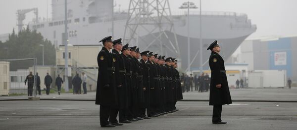 Russian sailors stand in formation in front of the Mistral-class helicopter carrier Vladivostok at the STX Les Chantiers de l'Atlantique shipyard site in Saint-Nazaire - Sputnik Brasil