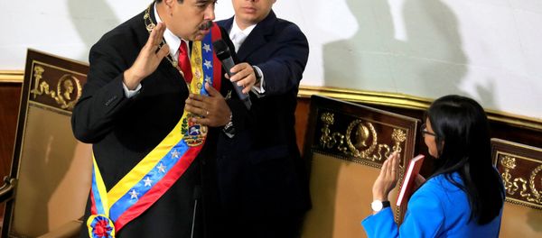 O presidente da Venezuela, Nicolás Maduro, faz o juramento presidencial. O presidente da Venezuela, Nicolás Maduro, faz o juramento presidencial. - Sputnik Brasil