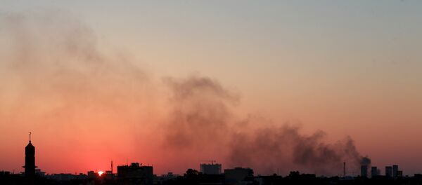 Nuvens de fumaça negra no céu em meio a confrontos entre facções rivais da Líbia em Benghazi (arquivo) Nuvens de fumaça negra no céu em meio a confrontos entre facções rivais da Líbia em Benghazi (arquivo) - Sputnik Brasil
