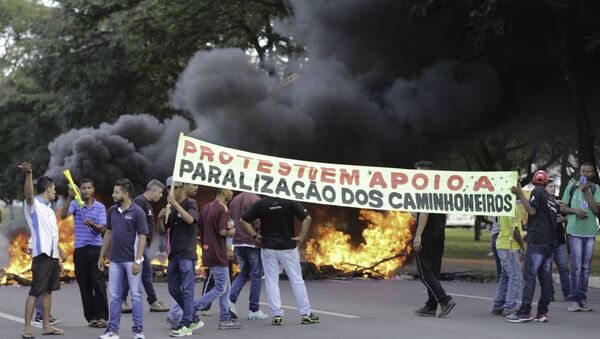 Feirantes de Brasília fecham a EPIA Norte, em frente ao CEASA, em protesto de apoio à paralisação dos caminhoneiros - Sputnik Brasil