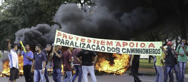 Feirantes de Brasília fecham a EPIA Norte, em frente ao CEASA, em protesto de apoio à paralisação dos caminhoneiros - Sputnik Brasil