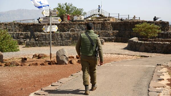 Soldado israelense caminha em antigo posto militar, usado para ver as Colinas de Golã - Sputnik Brasil