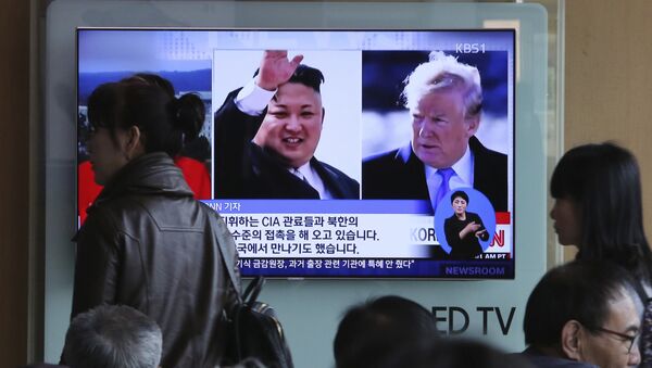 People pass by a TV screen showing file footages of U.S. President Donald Trump, right, and North Korean leader Kim Jong Un during a news program at the Seoul Railway Station in Seoul, South Korea, Monday, April 9, 2018 - Sputnik Brasil