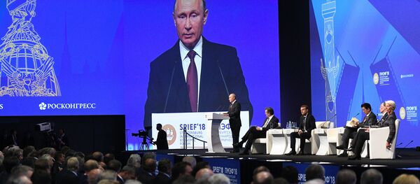 Transmissão da sessão plenária do Fórum Econômico Internacional de São Petersburgo, 25 de maio de 2018 - Sputnik Brasil