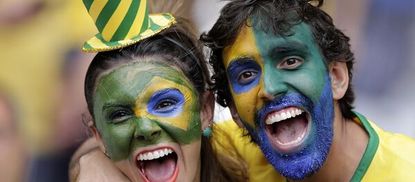 Torcedores brasileiros comemoram vitória da seleção - Sputnik Brasil