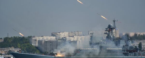 Navio de desembarque russo Azov durante o ensaio geral para o Dia da Marinha em Sevastopol - Sputnik Brasil