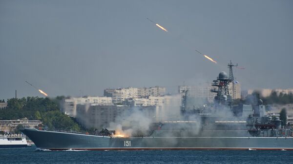 Navio de desembarque russo Azov durante o ensaio geral para o Dia da Marinha em Sevastopol - Sputnik Brasil