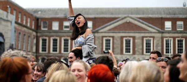 Após plebiscito, irlandeses comemoram nas ruas a legalização do aborto - Sputnik Brasil