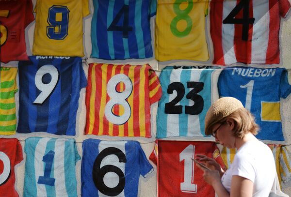 Grafite dedicado à Copa do Mundo 2018 mostra camisas de jogadores de futebol - Sputnik Brasil