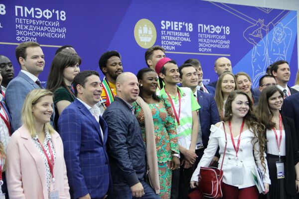 Representantes do grupo Future Team no Fórum Econômico Internacional de São Petersburgo (SPIEF), em 26 de maio de 2018 - Sputnik Brasil
