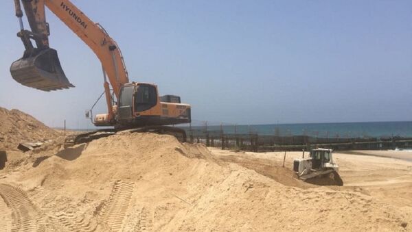 Construction on a new barrier along the sea in Gaza - Sputnik Brasil