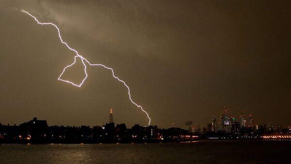 Raio durante tempestade em Londres, Reino Unido, em 26 de maio de 2018 - Sputnik Brasil