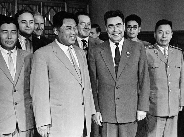 Kim Il-sung e Leonid Brezhnev - Sputnik Brasil