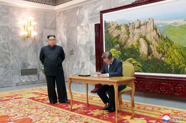 Kim Jong-un durante o encontro com o presidente sul-coreano Moon Jae-in  - Sputnik Brasil