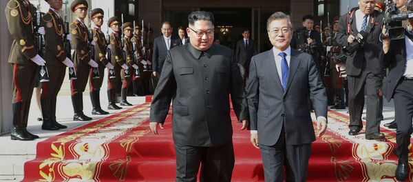 Novo encontro entre Kim e Moon já foi realizado e as fotos não passam despercebidas - Sputnik Brasil