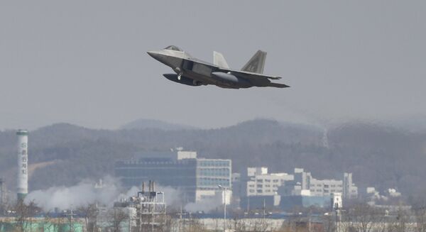 Briga de gerações: quais as vantagens do caça MiG-21 perante o F-22 americano? Briga de gerações: quais as vantagens do caça MiG-21 perante o F-22 americano? - Sputnik Brasil