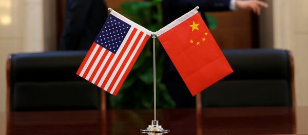 Bandeiras chinesa e norte-americana. - Sputnik Brasil