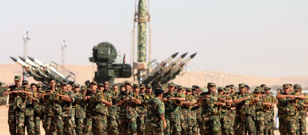 Soldados do exército autodenominado do líder líbio, Khalifa Haftar, participam de um desfile militar na cidade de Benghazi. - Sputnik Brasil