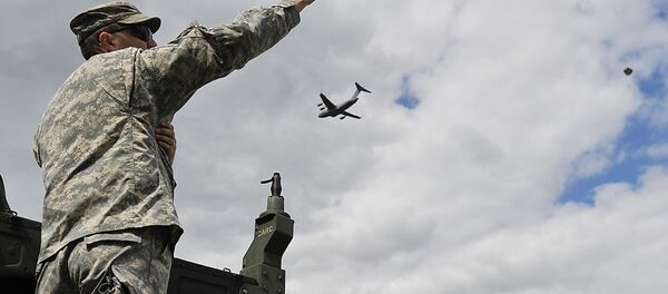 Soldado norte-americano gesticulando enquanto as Tropas Autotransportadas dos EUA e Polônia saltam em exercícios conjuntos (foto de arquivo) - Sputnik Brasil