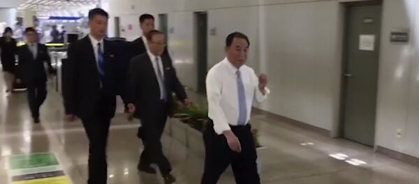 In this image made from video, Kim Yong Chol, in white, a former military intelligence chief who is now Kim Jong Un's top official on inter-Korean relations, walks upon arrival at Beijing airport in Beijing Tuesday, May 29, 2018 - Sputnik Brasil