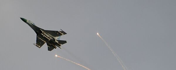 Caça do exército ucraniano sobrevoando a autoproclamada República Popular de Lugansk, Donbass - Sputnik Brasil