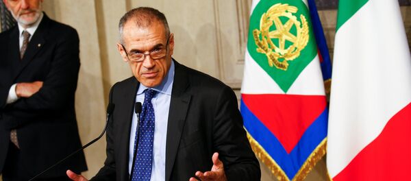 Former senior International Monetary Fund (IMF) official Carlo Cottarelli speaks to the media after a meeting with Italy's President Sergio Mattarella at the Quirinal Palace in Rome, Italy, May 28, 2018 - Sputnik Brasil