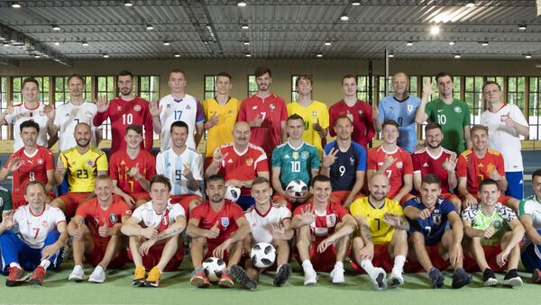 Seleção russa de futebol veste uniformes das equipes que disputarão a Copa do Mundo na Rússia - Sputnik Brasil