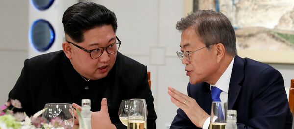 Líder norte-coreano Kim Jong-un e seu homólogo sul-coreano Moon Jae-in durante encontro - Sputnik Brasil