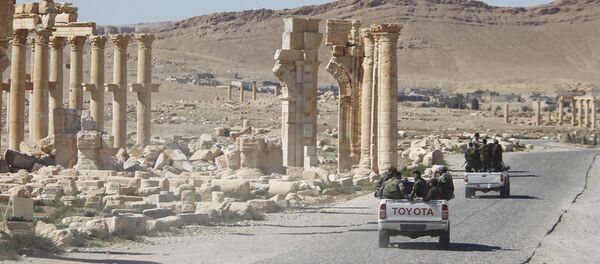 Soldados do Exército da Síria dirigem através do Arco do Triunfo da cidade histórica de Palmira, em Homs, Síria (imagem de arquivo) - Sputnik Brasil