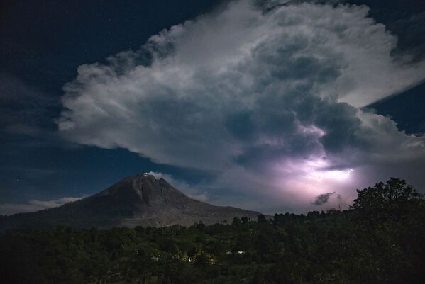 Relâmpagos são vistos no céu sobre o vulcão Sinabung, no planalto de Karo, na Indonésia - Sputnik Brasil