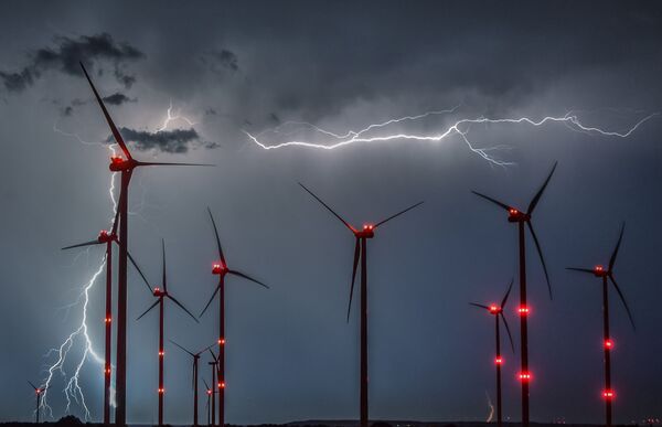 Relâmpagos são vistos entre moinhos de vento no leste da Alemanha - Sputnik Brasil