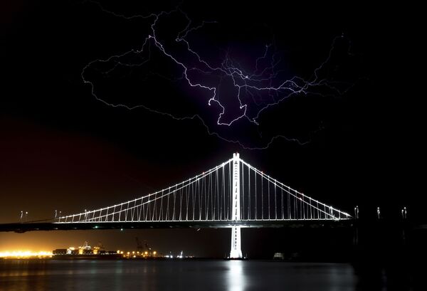 Relâmpagos são vistos no céu sobre a Ponte Bay Bridge, em São Francisco, nos EUA - Sputnik Brasil