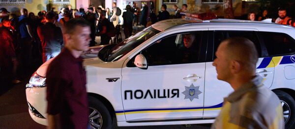 Polícia e jornalistas perto do edifício onde foi assassinado em 29 de maio o jornalista russo Arkady Babchenko - Sputnik Brasil