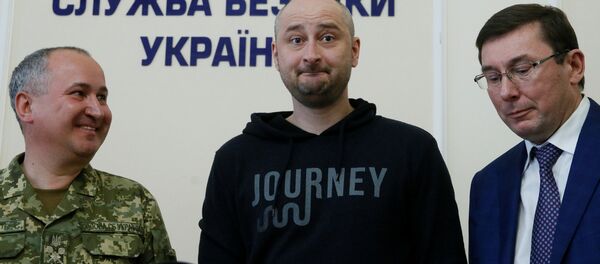 Jornalista russo Arkady Babchenko, reportado ter sido morto em Kiev em 29 de maio, atende um briefing junto com o procurador-geral ucraniano Yuri Lutsenko e o chefe do Serviço de Segurança da Ucrânia, Vasily Gritsak, 30 de maio de 2018 - Sputnik Brasil