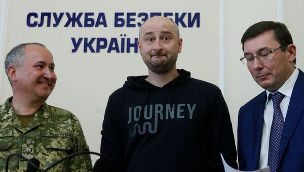 Jornalista russo Arkady Babchenko, reportado ter sido morto em Kiev em 29 de maio, atende um briefing junto com o procurador-geral ucraniano Yuri Lutsenko e o chefe do Serviço de Segurança da Ucrânia, Vasily Gritsak, 30 de maio de 2018 - Sputnik Brasil